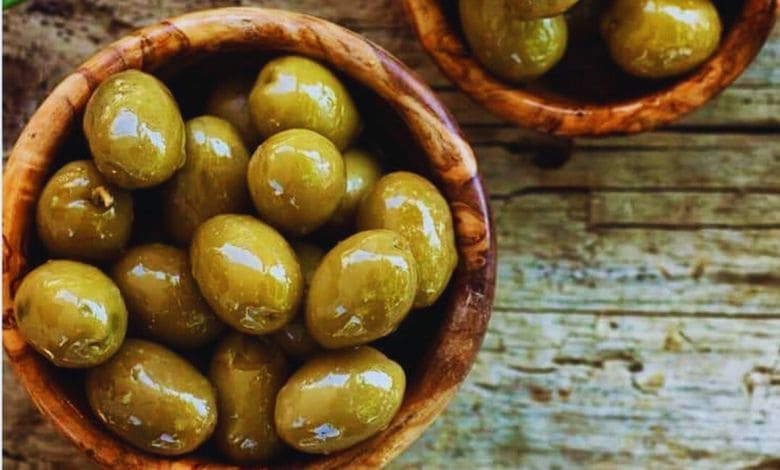 طريقة تخليل الزيتون الأخضر مع الليمون والفلفل