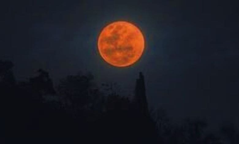  تفسير رؤية القمر يتغير اللون في المنام