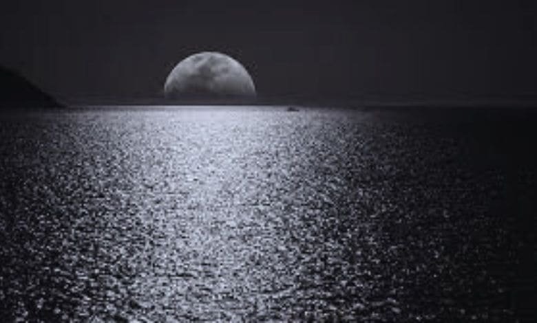تفسير حلم سقوط القمر في البحر