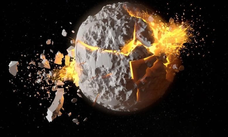تفسير حلم سقوط القمر على الأرض وانفجاره